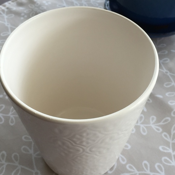 $5 when Bundled with 2 other items.
White CERAMIC FLOWER POT - Picture 3 of 3